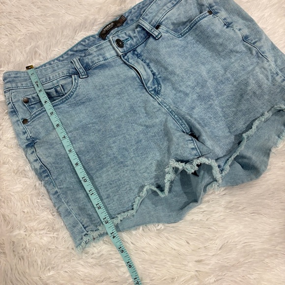 Torrid Shorts Raw Edge Denim Jean Shorts Acid Washed Size 14 - Picture 3 of 9